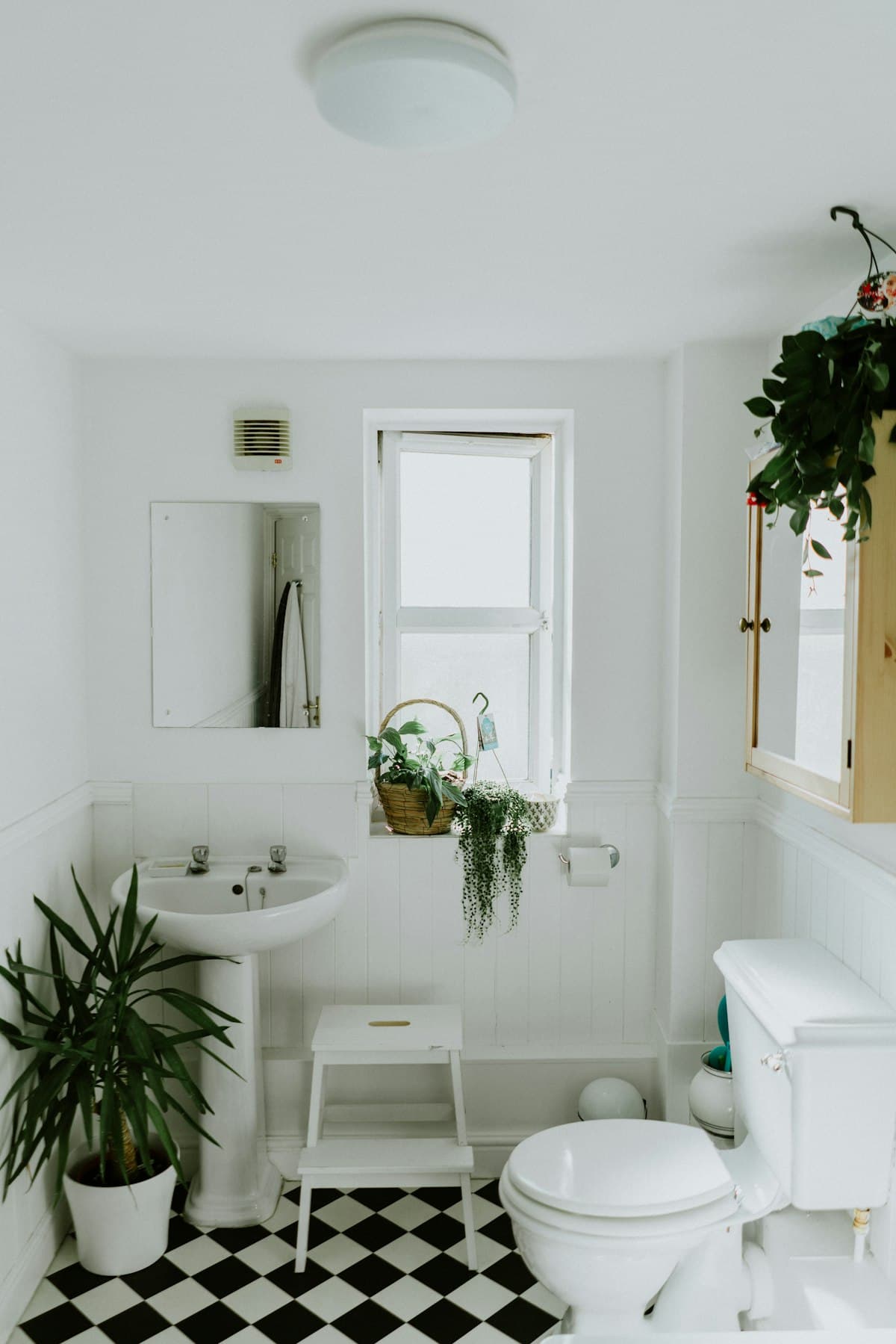 Clean modern bathroom reflecting a deep clean finish